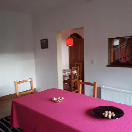 Spacious Private 6 Bedroom 1 Km To Dogs Welcome *